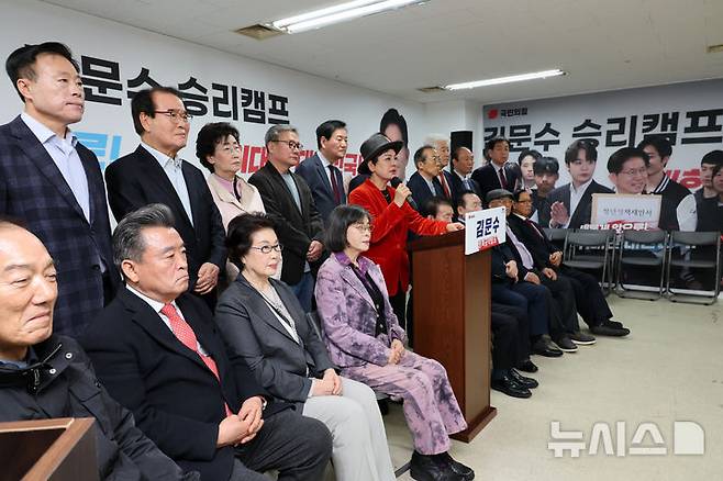 [서울=뉴시스] 조성우 기자 = 송영선 전 의원 등 전직 국회의원들이 7일 오전 서울 여의도 김문수 국민의힘 대선후보 캠프 사무실에서 김 후보 지지 성명서를 발표하고 있다. 2025.05.07. xconfind@newsis.com