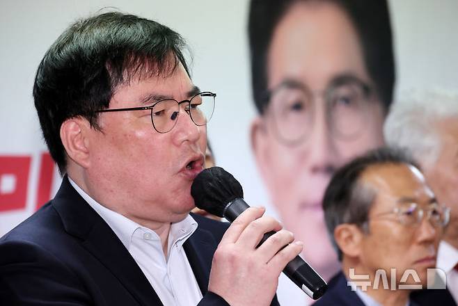 [서울=뉴시스] 조성우 기자 = 유동규 전 성남도시개발공사 기획본부장이 7일 오전 서울 여의도 김문수 국민의힘 대선후보 캠프 사무실에서 이인제 전 의원 등 전직 국회의원 209명의 김 후보 지지 성명서 발표식에서 발언하고 있다. 2025.05.07. xconfind@newsis.com