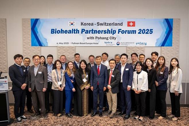 [서울=뉴시스] 금창록 주스위스 대한민국 대사(앞줄 오른쪽 일곱째)가 6일 스위스 바젤에서 열린 '한-스위스 바이오헬스 파트너십' 포럼에 참석한 기업 관계자 및 연사들과 기념 촬영을 하고 있다. (사진=코트라 제공) 2025.05.07 photo@newsis.com *재판매 및 DB 금지