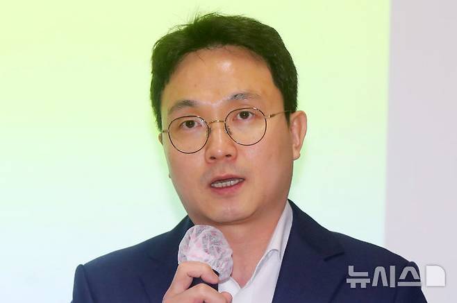 [서울=뉴시스] 김혜진 기자 = 故 김새론 유족 측과 김세의 가로세로연구소 대표가 7일 서울 강남구 모처에서 배우 김수현 관련 기자회견을 연 가운데 유튜버 연예뒤통령 이진호가 반박 기자회견을 열고 발언하고 있다. 2025.05.07. jini@newsis.com