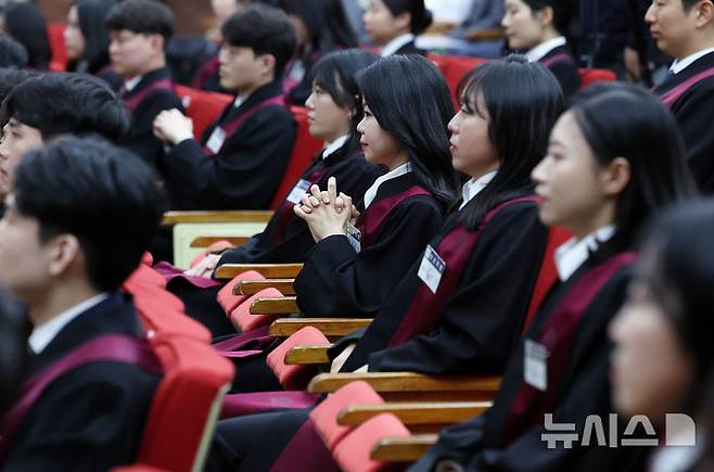 [과천=뉴시스] 이영환 기자 = 7일 오후 경기 과천시 법무부에서 열린 신임검사 임관식에서 한 신임 검사가 두 손을 모으고 있다. 2025.05.07. 20hwan@newsis.com