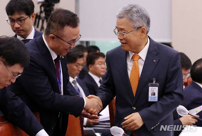 [서울=뉴시스] 이영환 기자 = 김동철(오른쪽) 한국전력공사 사장과 황주호 한국수력원자력 사장이 19일 오전 서울 여의도 국회에서 열린 산업통상자원중소벤처기업위원회의 한국전력공사 등에 한 국정감사에 참석해 인사를 나누고 있다. 2023.10.19. 20hwan@newsis.com