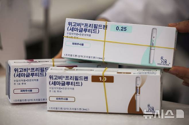 [서울=뉴시스] 7일(현지 시간) CNBC에 따르면 노보 노디스크의 1분기 순이익은 290억3000만 덴마크 크로네(약 4조원)로, 시장 예상치(약 3조7700억원)를 웃돌았다. 매출은 780억8700만 덴마크 크로네(약 10조6000억원)로, 전년 동기 대비 19% 증가해 시장 예상치와 비슷한 수준을 보였다. 사진은 서울 강남구의 한 약국에 있는 위고비. 2025.05.07.