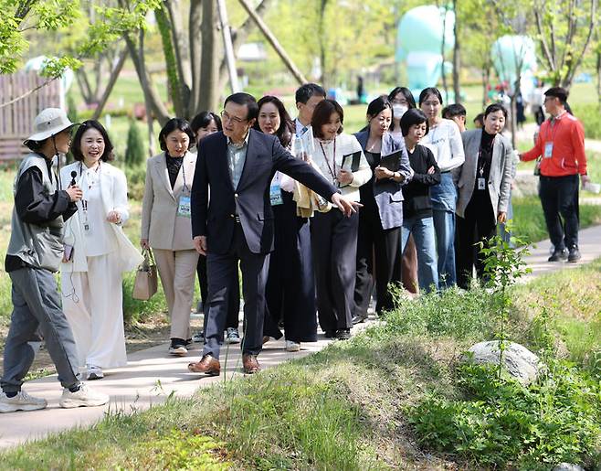 [수원=뉴시스] '숲과 쉼이 있는 행복 발견 여행' 연수 프로그램이 진행된 7일 오후 경기 수원시 영흥수목원을 찾은 임태희 경기도교육감이 부서 관계자들과 함께 시설을 둘러보며 교사의 교육활동 및 정신건강을 보호하기 위한 방안을 모색하고 있다. (사진=경기도교육청 제공) 2025.05.07. photo@newsis.com *재판매 및 DB 금지