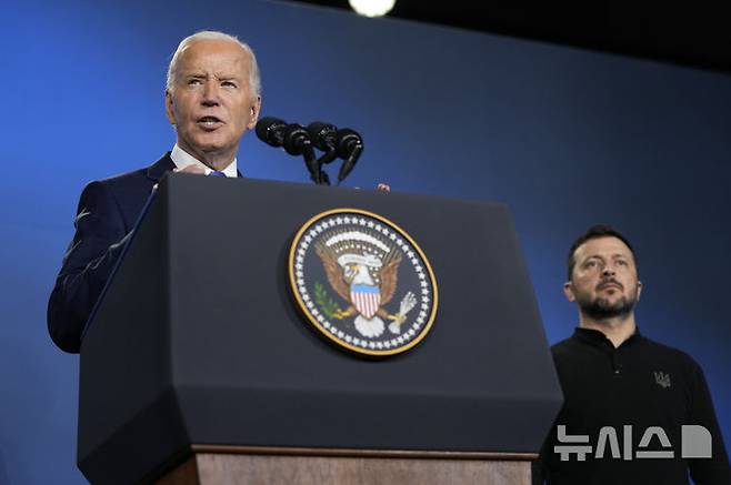 [워싱턴=AP/뉴시스]조 바이든 미 대통령(왼쪽, 당시)이 2024년 7월11일 워싱턴에서 열린 북대서양조약기구(나토) 정상회의와 별도로 열린 '우크라이나 콤팩트' 행사에서 볼로디미르 젤렌스키 우크라이나 대통령이 지켜보는 가운데 연설하고 있다. 바이든은 퇴임 후 첫 인터뷰에서 도널드 트럼프 대통령이 러시아에 영토를 양보하도록 우크라이나에 압력을 가하는 것은 1930년대 나치의 유럽 영토 합병을 막지 못했던 "현대판 유화책"이라며, 파나마, 그린란드, 캐나다 인수에 대한 트럼프의 발언이 유럽에 미국에 대한 불신을 키웠다고 말했다. 2025.05.07.