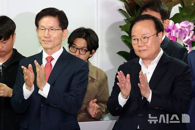 [서울=뉴시스] 조성우 기자 = 제21대 대통령 선거 출마를 선언한 김문수(왼쪽) 전 고용노동부 장관이 지난달 15일 오전 서울 여의도 대하빌딩 경선 캠프에서 열린 청년·대학생들의 지지 선언 기자회견에서 대학생들의 발언을 들으며 박수치고 있다. 오른쪽은 김재원 전 국민의힘 최고위원. 2025.04.16. xconfind@newsis.com