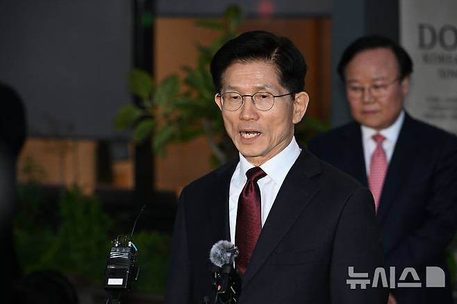 [서울=뉴시스] 고승민 기자 = 김문수 국민의힘 대선 후보가 7일 서울 종로구 한 식당에서 한덕수 무소속 대선 후보와 단일화 관련 회동을 마치고 브리핑을 하고 있다. (공동취재) 2025.05.07. photo@newsis.com