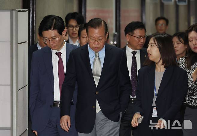 [서울=뉴시스] 고승민 기자 = 권영세 국민의힘 비상대책위원장이 7일 서울 여의도 국회에서 의원총회를 마친 뒤 비상대책위원장실로 향하고 있다. 2025.05.07. kkssmm99@newsis.com