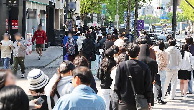SKT 유심 교체 위해 줄 선 시민들. 연합뉴스
