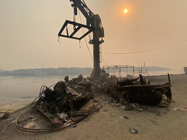 영덕 영덕읍 노물리 해안에 정박된 선박들이 산불에 전소됐다. 독자 임근호 제공