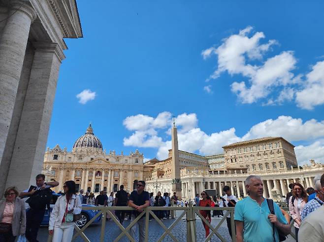 새 교황 선출을 위한 콘클라베를 하루 앞둔 6일(현지시간) 바티칸 성 베드로 광장의 모습. 연합뉴스
