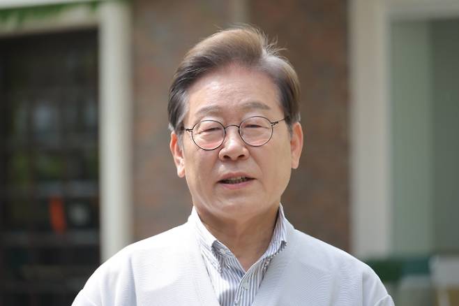 더불어민주당 이재명 대선 후보가 '골목골목 경청투어:국토종주편'에 나선 7일 전북 전주시 완산구의 한 카페에서 'K-콘텐츠' 산업 진흥 간담회를 마친 뒤 고법의 '파기환송심 연기' 관련 입장을 밝히고 있다. 연합뉴스