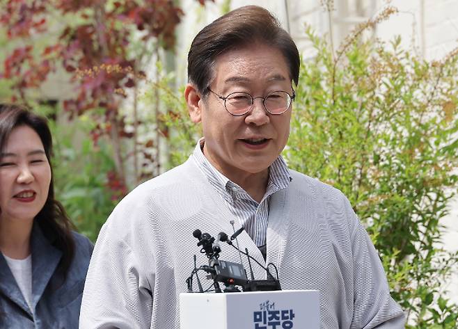 더불어민주당 이재명 대선 후보가 '골목골목 경청투어:국토종주편'에 나선 7일 전북 전주시 완산구의 한 카페에서 'K-콘텐츠' 산업 진흥 간담회를 마친 뒤 고법의 '파기환송심 연기' 관련 입장을 밝히고 있다. 연합뉴스