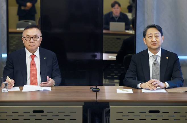 안덕근 산업통상자원부 장관이 6일(현지시간) 체코 프라하 도착 직후 열린 기자 간담회에서 발언하고 있다. 왼쪽은 황주호 한수원 사장. 연합뉴스