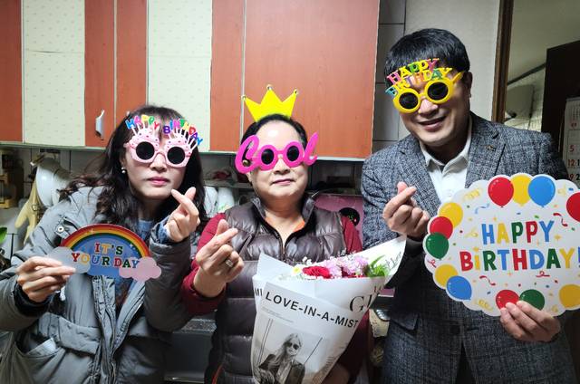 경기 용인시 수지구 직원들이 홀몸 어르신을 찾아 이색 생신 파티를 하고 있다. 진천군, 용인시
