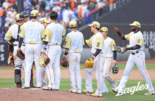 한화 선수들이 6일 대전 삼성전 승리 후 기뻐하고 있다. /한화 이글스 제공