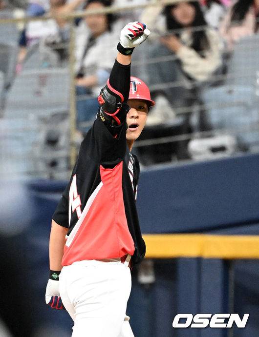 [OSEN=고척, 이대선 기자] 6일 오후 서울 고척스카이돔에서 2025 신한 SOL Bank KBO리그 키움 히어로즈와 KIA 타이거즈의 경기가 열렸다.키움은 조영건, 롯데는 김도현을 선발 투수로 내세웠다.8회초 무사 1,2루에서 KIA 김규성이 우전 적시타를 치고 환호하고 있다. 2025.05.06 /sunday@osen.co.kr