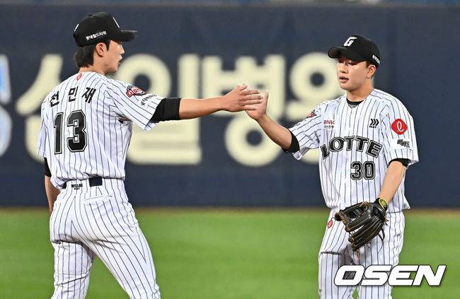 [OSEN=대구, 이석우 기자] 18일 대구삼성라이온즈파크에서 2025 신한 SOL 뱅크 KBO 리그 삼성 라이온즈와 롯데 자이언츠의 경기가 열렸다. 홈팀 삼성은 이승현이, 방문팀 롯데는 데이비슨이 선발 출전했다. 롯데 자이언츠 이호준이 9회말 2사 1,2루 삼성 라이온즈 이병헌의 안타성 타구를 점프로 잡아내고 경기를 마무리한 후 전민재와 하이파이브를 하고 있다. 2025.04.18 / foto0307@osen.co.kr