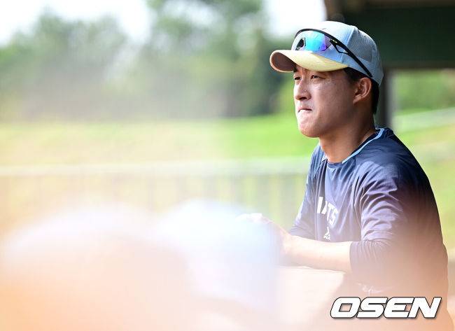 [OSEN=타이난(대만), 최규한 기자] 롯데 퓨처스 선수단이 21일(한국시간) 대만 타이난 아시아-태평양 국제야구센터에서 진행된 2025 시즌 스프링캠프에서 대만 프로야구팀 라쿠텐 몽키스와 연습경기를 가졌다.김용희 퓨처스 감독이 이끄는 선수단은 강도 높은 체력 훈련과 기술 훈련을 소화한 뒤 실전 감각을 끌어올리기 위해 대만 프로팀과&nbsp;9차례 연습경기를 가질 계획이다. 롯데 노진혁이 훈련을 마친 뒤 숨을 고르고 있다. 2025.02.21 / dreamer@osen.co.kr