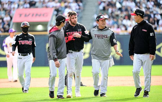 [OSEN=잠실, 최규한 기자] 6일 서울 잠실야구장에서 ‘2025 신한 SOL Bank KBO리그’ 두산 베아스와 LG 트윈스의 경기가 열렸다.이날 두산은 최원준, LG는 요니 치리노스를 선발로 내세웠다.8회초 무사 1루 상황 LG 문보경의 내야 땅볼 때 주자 오스틴이 두산 2루수 강승호와 충돌하며 넘어졌다. 이후 교체되는 오스틴. 2025.05.06 / dreamer@osen.co.kr