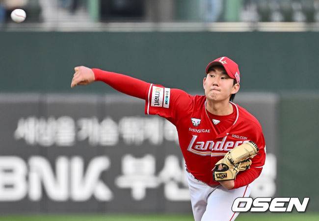 [OSEN=부산, 이석우 기자] 7일 부산 사직야구장에서 2025 신한 SOL 뱅크 KBO 리그 롯데 자이언츠와 SSG 랜더스의 경기가 열렸다. 홈팀 롯데는 데이비슨, 방문팀 SSG는 송영진이 선발 출전했다.SSG 랜더스 선발 투수 송영진이 역투하고 있다. 2025.05.07 / foto0307@osen.co.kr