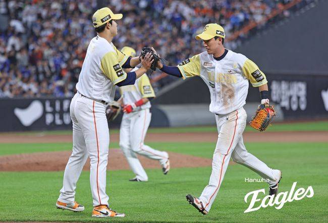 한화 문동주가 3회 다이빙 캐치에 성공한 2루수 황영묵에게 고마워하고 있다. /한화 이글스 제공