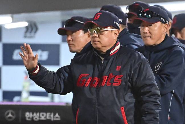 [OSEN=부산, 이석우 기자] 7일 부산 사직야구장에서 2025 신한 SOL 뱅크 KBO 리그 롯데 자이언츠와 SSG 랜더스의 경기가 열렸다. 홈팀 롯데는 데이비슨, 방문팀 SSG는 송영진이 선발 출전했다.롯데 자이언츠 김태형 감독이 SSG 랜더스에 6-2로 승리한 후 하이파이브를 하고 있다. 2025.05.07 / foto0307@osen.co.kr