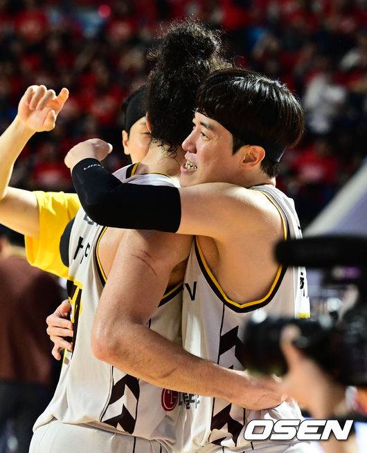 [OSEN=잠실, 조은정 기자]창원 LG는 7일 잠실학생체육관에서 개최된 2024-25 KCC 프로농구 챔피언결정전 2차전에서 서울 SK를 76-71로 이겼다. 적진에서 2연승을 달린 LG는 2승만 더하면 창단 첫 챔프전 우승을 달성한다. 홈에서 2연패를 당한 SK는 창원에서 치르는 3,4차전에서 엄청난 부담을 안게 됐다. LG 허일영이 마레이와 승리를 기뻐하고 있다. 2025.05.07 /cej@osen.co.kr