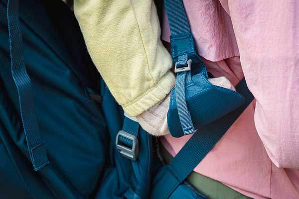 캐리어에 탄 아기를 위한 발 거치대다. 아기의 다리 길이에 맞게 조절할 수 있다.