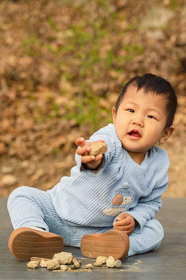 주호는 특히 나뭇가지와 돌멩이를 좋아한다. 주운 돌멩이들을 모아두고 숫자놀이를 하기도 한다.