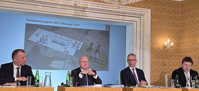 기자회견하는 체코전력공사 관계자들