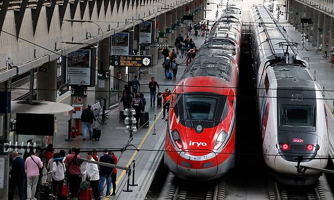 5일(현지시간) 스페인 세비야의 산타후스타역에서 고속열차들이 전기공급 케이블 도난사건으로 인해 운행이 중지돼 정차해있다. 세비야=EPA연합뉴스