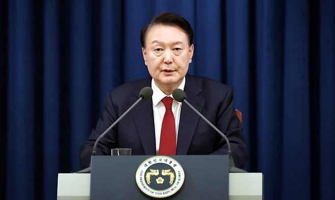 윤석열 전 대통령이 지난 2024년 12월 3일 서울 용산 대통령실 청사에서 긴급 브리핑을 하고 있다. 윤 전 대통령은 “비상계엄을 통해 망국의 나락으로 떨어지는 자유 대한민국을 재건하고 지켜낼 것”이라고 말했다. 대통령실 제공