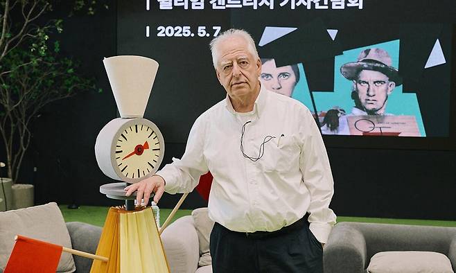 전방위 예술가로 세계적 명성을 쌓은 윌리엄 켄트리지가 7일 서울 역삼동 GS타워에서 이번 공연 무대에 오를 소품을 소개하고 있다. GS아트센터 제공