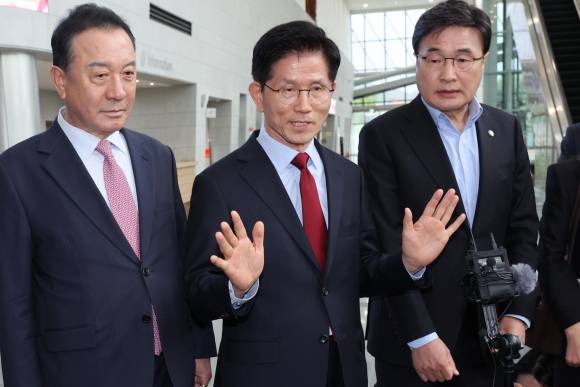 국민의힘 김문수 대선 후보가 6일 아시아태평양경제협력체(APEC) 회의장인 경북 경주시 경주화백컨벤션센터에서 무소속 한덕수 대선 예비후보와의 단일화 압박에 반발하며 후보 일정 중단을 선언하고 있다. 김 후보 양 옆으로는 엄태영·김대식 의원. 2025.5.6  연합뉴스