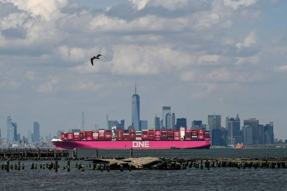 지난 3일(현시시간) 미국 뉴욕항을 떠나는 컨테이너 선박 뒤로 맨해튼의 스카이라인이 보인다. 뉴욕 AFP 연합뉴스