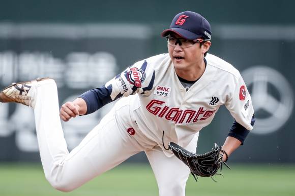 롯데 자이언츠 박세웅이 6일 부산 사직야구장에서 열린 2025 프로야구 SSG 랜더스와의 홈 경기에 선발 등판해 역투하고 있다.  롯데 자이언츠 제공