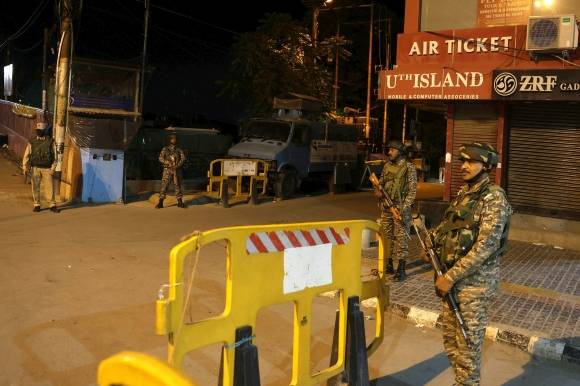 6일(현지시간) 인도령 카슈미르의 여름 수도인 스리나가르 거리에서 인도 준군사조직 병사들이 경비를 서고 있다. 인도 당국은 지난달 파할감에서 발생한 테러로 26명이 사망한 이후 인도령 카슈미르 전역에 걸쳐 보안 조치를 강화했다. 2025.5.6 EPA 연합뉴스