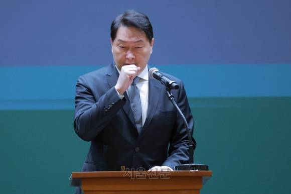 최태원 SK그룹 회장이 7일 오전 서울 중구 SKT타워에서 SK텔레콤 이용자 유심(USIM) 정보 해킹 사고와 관련해 기자회견을 하고 있다. 2025.5.7 도준석 전문기자