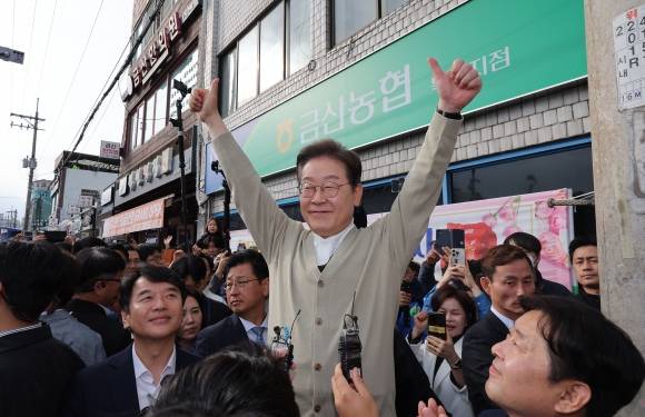 이재명 더불어민주당 대선 후보가 ‘골목골목 경청투어:국토종주편’에 나선 6일 충남 금산군 금산터미널 일대에서연설을 하고 있다. 2025.5.6 연합뉴스