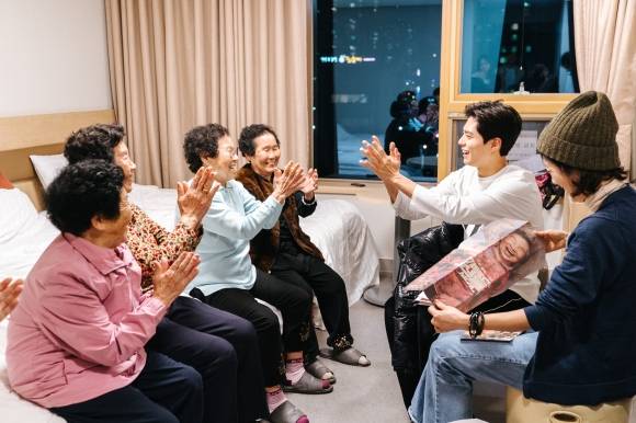 ‘폭싹 속았수다’ 드라마에서 관식이로 나온 박보검 배우가 서울전시기간 선흘할망들과 만나 이야기꽃을 피우고 있다. 소셜뮤지엄 제공