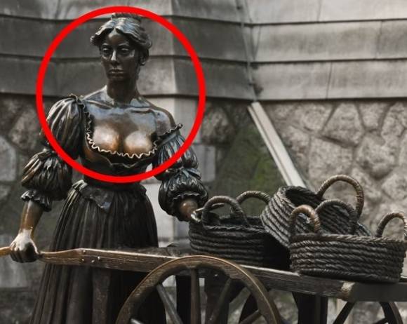 아일랜드 더블린 시의회가 관광객들이 도시의 상징으로 꼽히는 몰리 말론 동상(사진)의 가슴 부분을 만지지 못하도록 감시하는 인원을 배치했다. 게티 이미지 / 멀티비츠