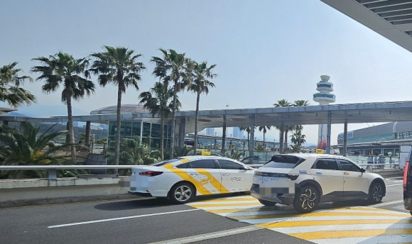 제주도는 6월까지 도내 개인택시 3300여대에 제주형 비대면 결제시스템을 적용한다. 제주 강동삼 기자