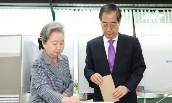 한덕수 국무총리와 부인 최아영 여사가 제22대 국회의원선거 사전투표일인 5일 오전 서울 종로구 삼청동 주민센터에 마련된 사전 투표소에서 투표하고 있다. 2024.4.5 연합뉴스