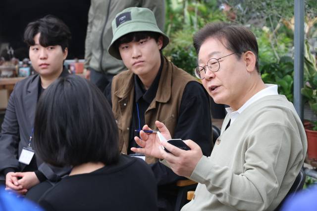 이재명 더불어민주당 대선 후보가 '골목골목 경청투어' : 국토종주편'에 나선 6일 충북 보은군 화훼농원 '숲결'에서 열린 충북 청년 농업인 간담회에서 인사말을 하고 있다. 연합뉴스