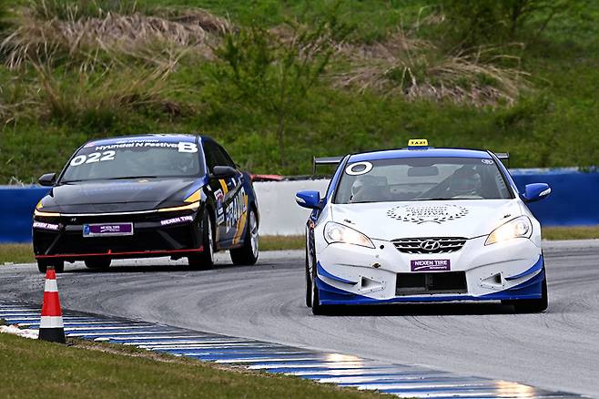 택시 타임에는 '레이스 사양'의 제네시스 쿠페가 투입됐다. 사진 김학수 기자