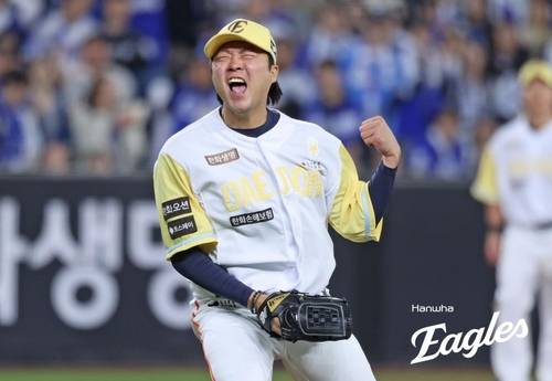 한화 김범수가 7일 대전 한화생명볼파크에서 열린 2025 신한 SOL 뱅크 KBO리그 삼성 라이온즈와 홈 경기 7회초 수비를 무실점으로 막아낸 뒤 환호하고 있다. 사진제공=한화이글스