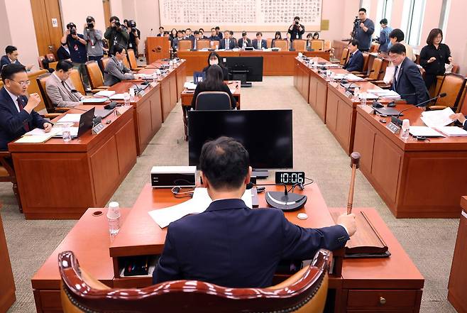 7일 서울 여의도 국회에서 열린 법제사법위원회 법안심사제1소위원회에서 더불어민주당 소속 박범계 소위원장이 의사봉을 두드리고 있다. ⓒ연합뉴스