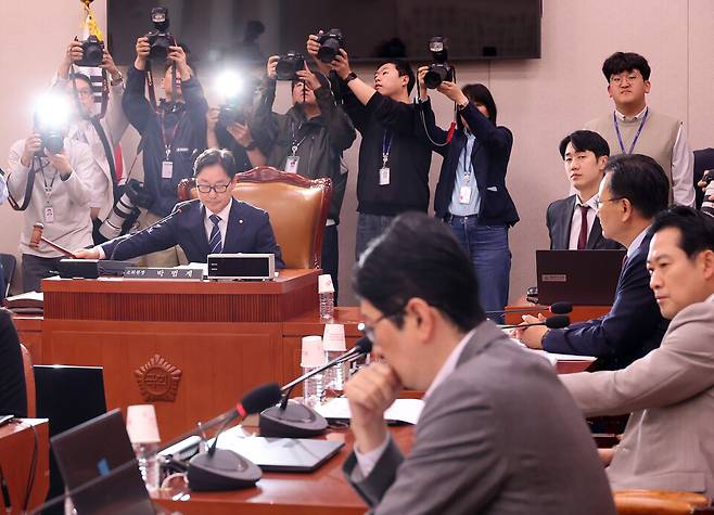 7일 서울 여의도 국회에서 열린 법제사법위원회 법안심사제1소위원회에서 더불어민주당 소속 박범계 소위원장이 의사봉을 두드리고 있다. ⓒ연합뉴스