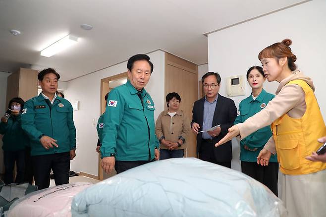 권기창 안동시장이 이재민이 입주한 공공임대주택을 살펴보고 있다. ⓒ안동시